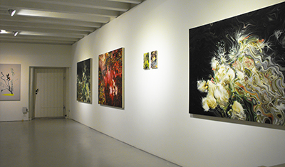 Peintures de Geneviève Capitanio, vue de l'exposition à la Ferme de la Chapelle