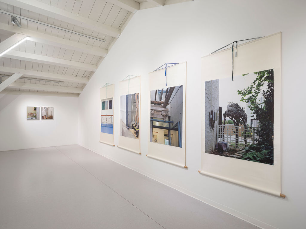 Photographies de Nicolas Delaroche, vue de l'exposition "Allures anonymes" à la Ferme de la Chapelle