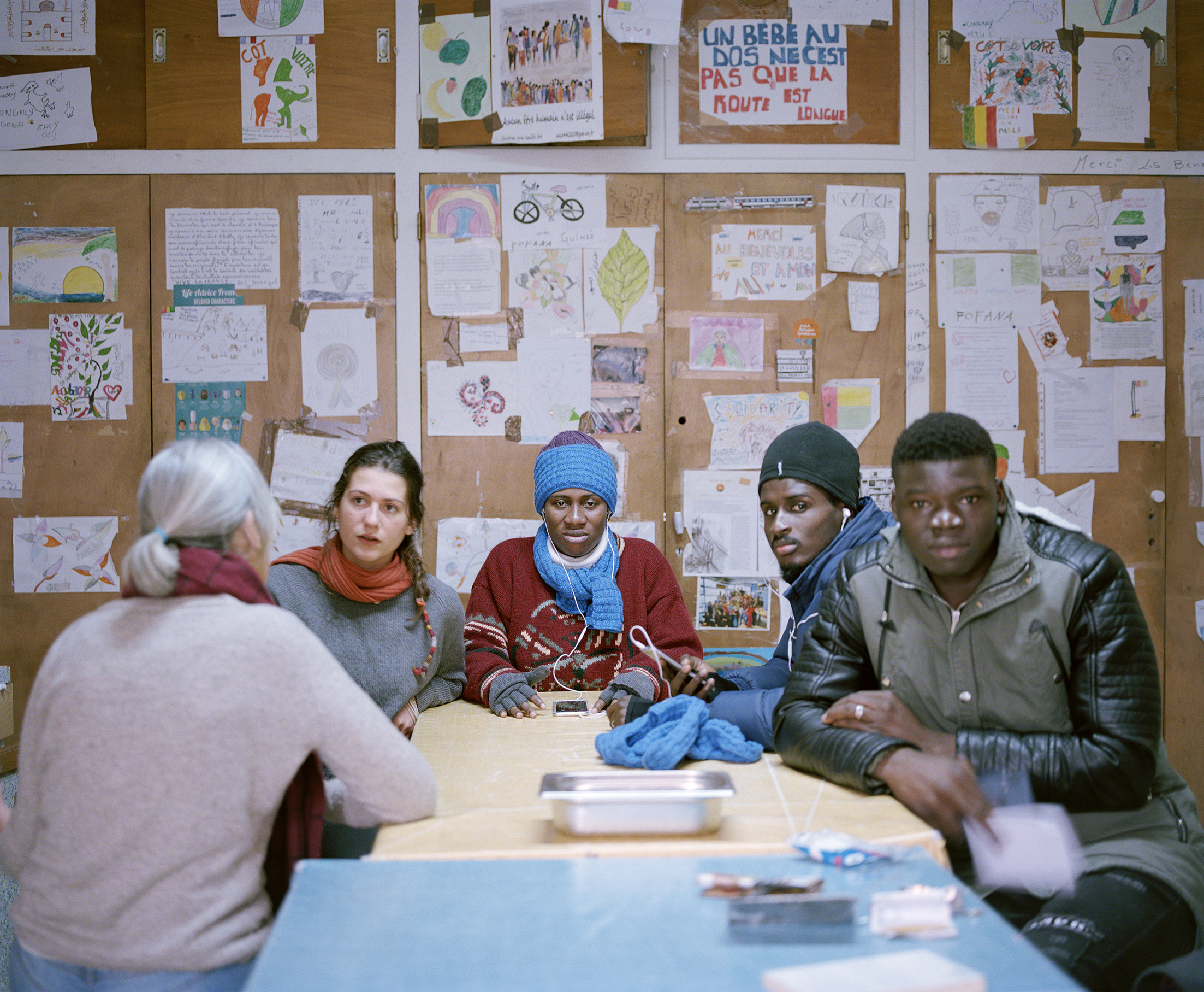 Photographie "Paquerette, Charlotte, Aminata, Ibrahim & Kone, refuge solidaire, Briançon" d'Elisa Larvego, vue de l'exposition "En tous lieux" à la Ferme de la Chapelle