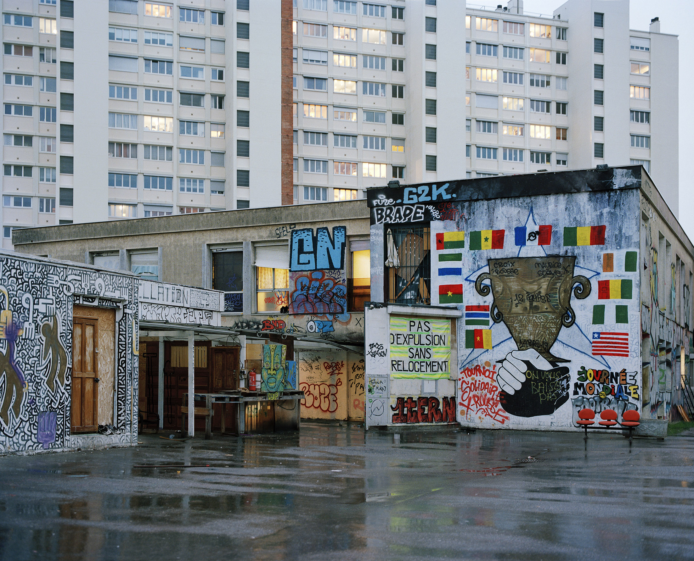 Photographie "Bâtiment 2 du squat Maurice-Scève, Lyon" d'Elisa Larvego, vue de l'exposition "En tous lieux" à la Ferme de la Chapelle