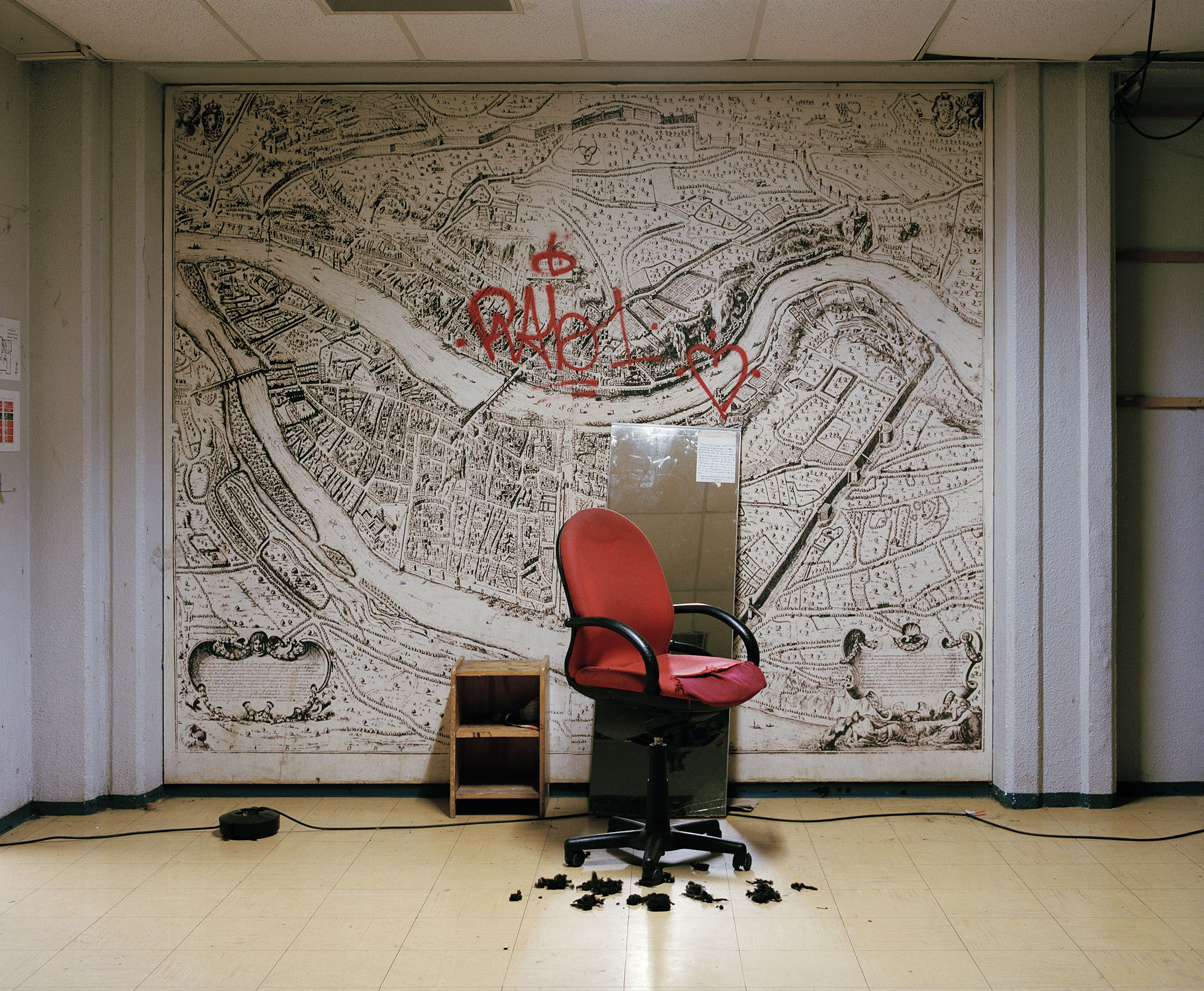 Photographie "Salon de coiffure du squat Maurice-Scève, Lyon" d'Elisa Larvego, vue de l'exposition "En tous lieux" à la Ferme de la Chapelle