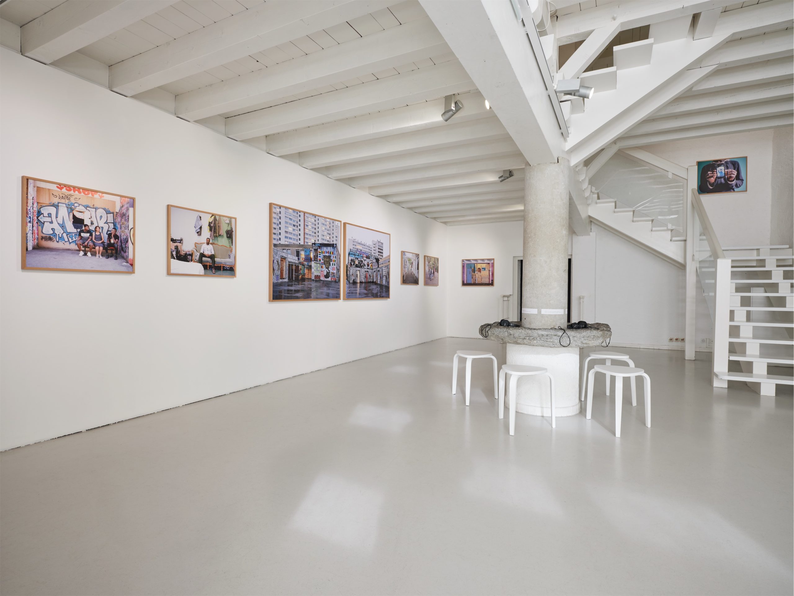 Vue de l'exposition "En tous lieux" d'Elisa Larvego à la Ferme de la Chapelle