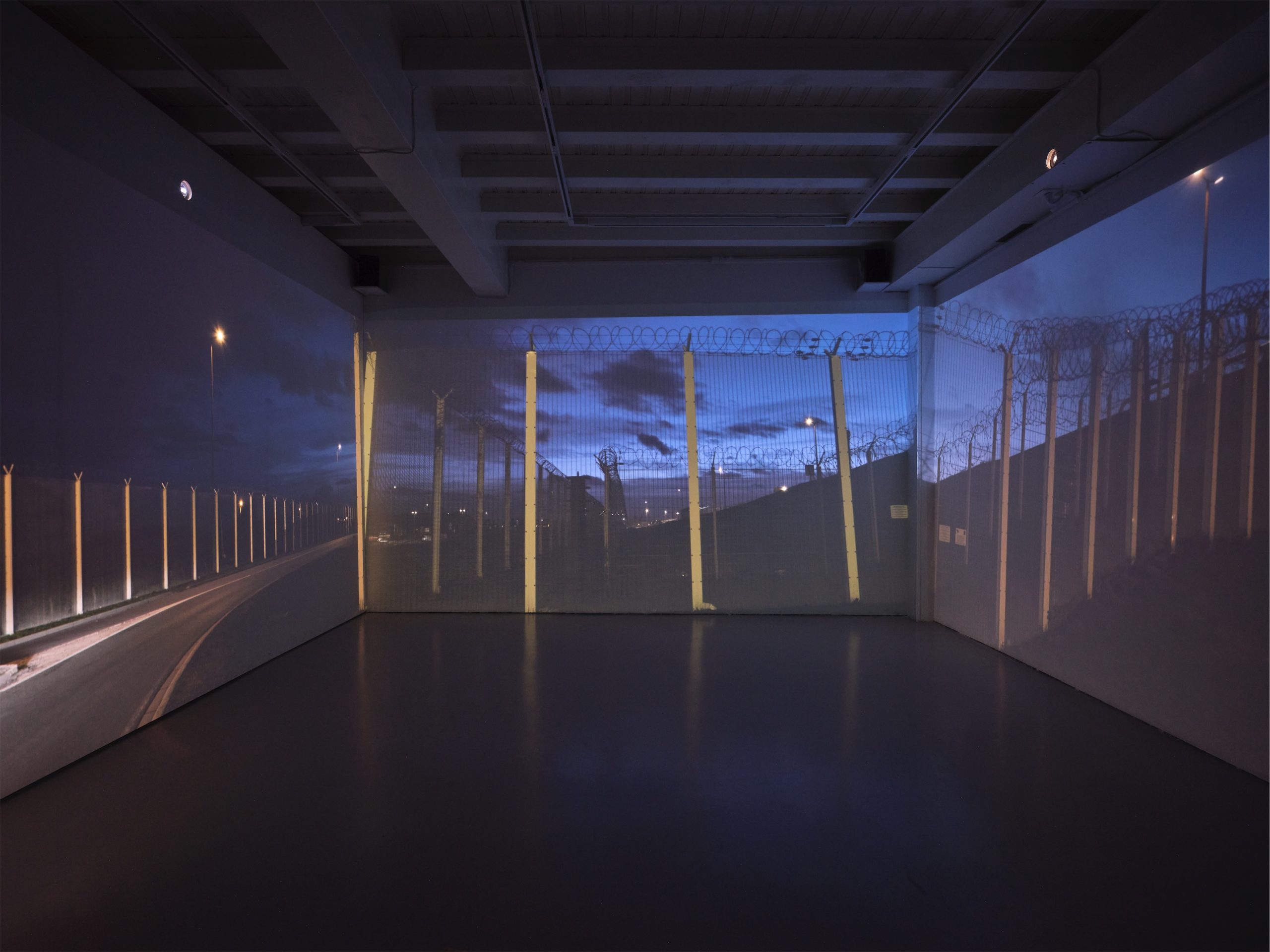 Vidéo "Des allers vers" d'Elisa Larvego, vue de l'exposition "En tous lieux" à la Ferme de la Chapelle