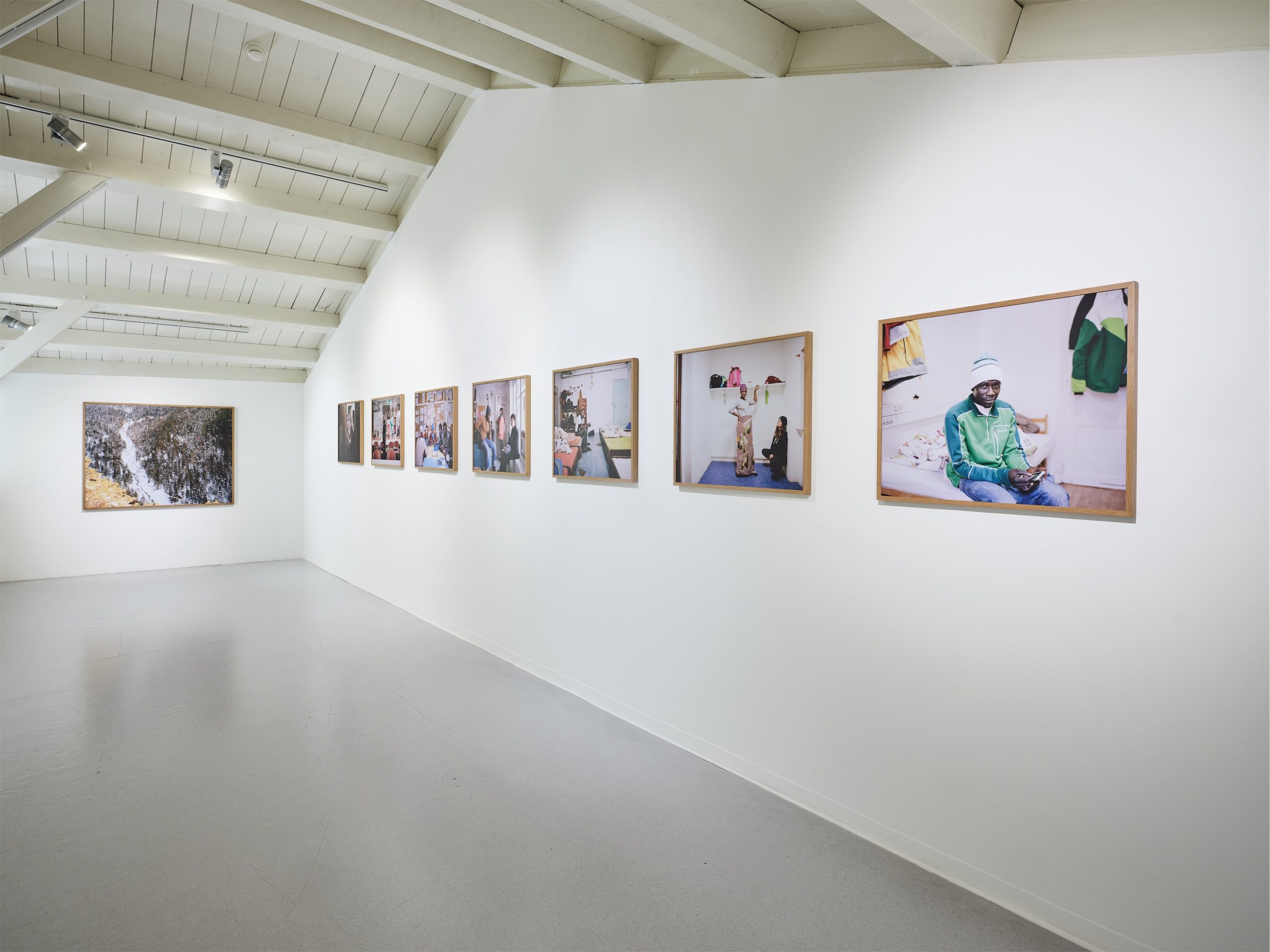 Vue de l'exposition "En tous lieux" d'Elisa Larvego à la Ferme de la Chapelle