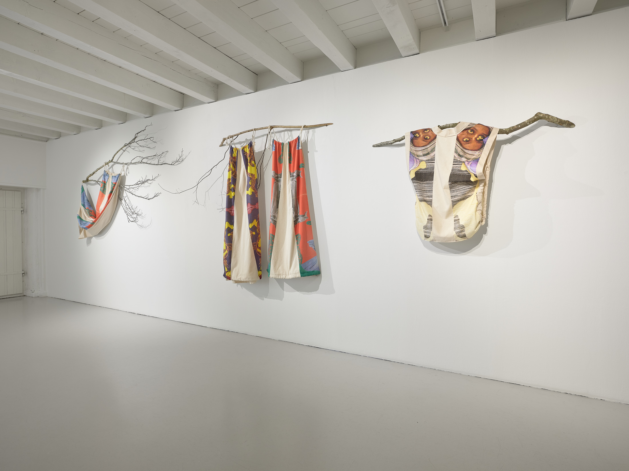 Costumes d'Agnès Ferla, vue de l'exposition "La fête de Méropée" à la Ferme de la Chapelle