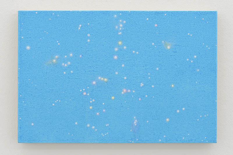 Peinture de Tami Ichino "Choses qui ne peuvent être vues, mais elles sont (Etoiles)", vue de l'exposition "Entre ciel et perles" à la Ferme de la Chapelle